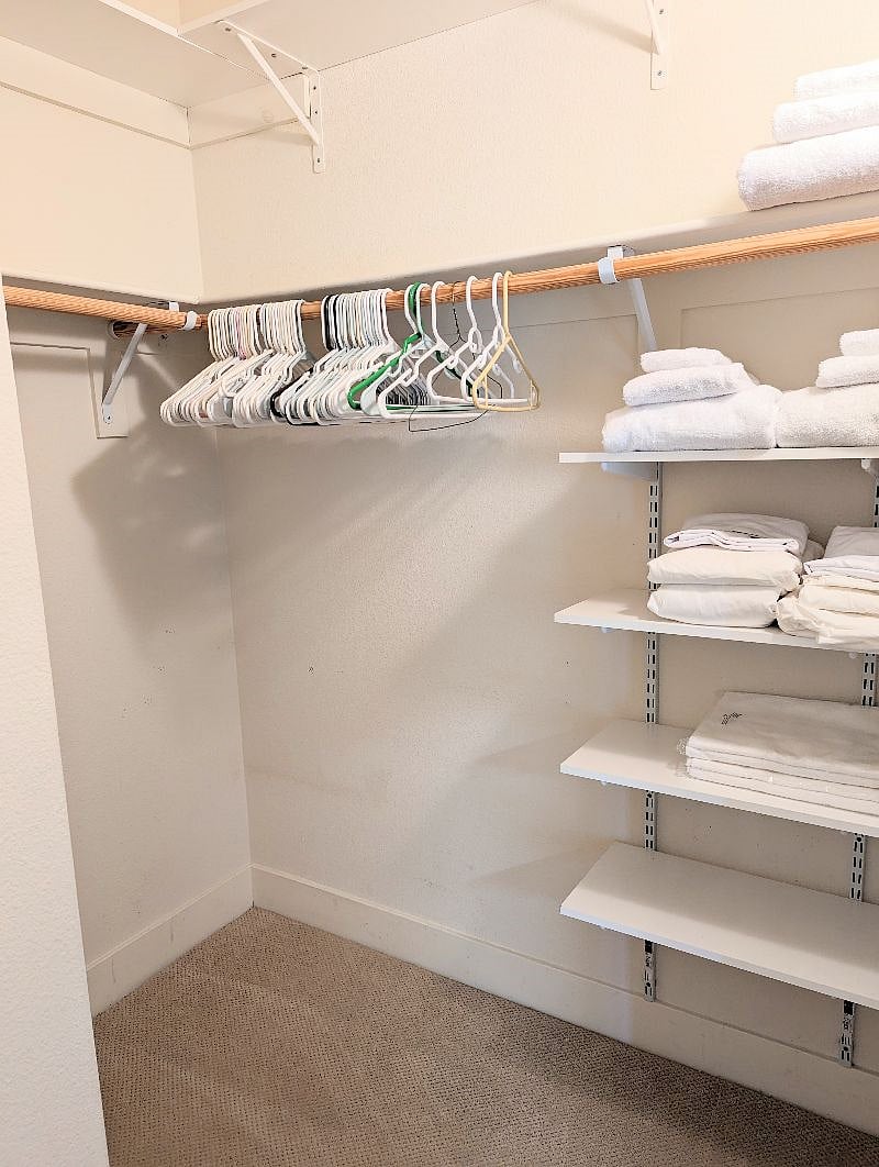Main Bedroom Walk-in Closet