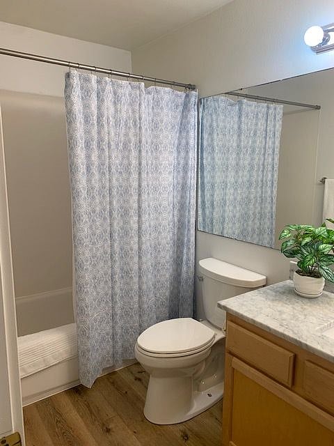 Full bathroom with tub/shower 