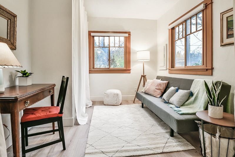 Office cozy room for reading, visitng, tea or enjoying some quiet time. Couch folds out into twin sized bed with all bedding in the closet: Down pillow, non down pillow, down comforter, new cotton linens and mattress (couch) cover. Natural light with pull down shades.
