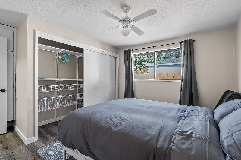 Bedroom 2 w Queen size bed.