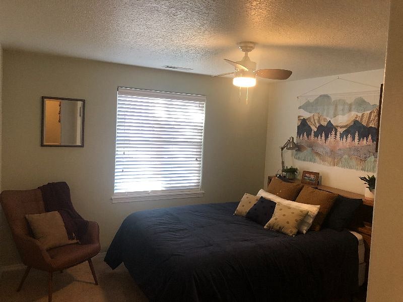 Private single bedroom with Queen bed - linens provided if needed, or use your own - ceiling fan for added comfort. (dark-out curtains are available for day sleepers)