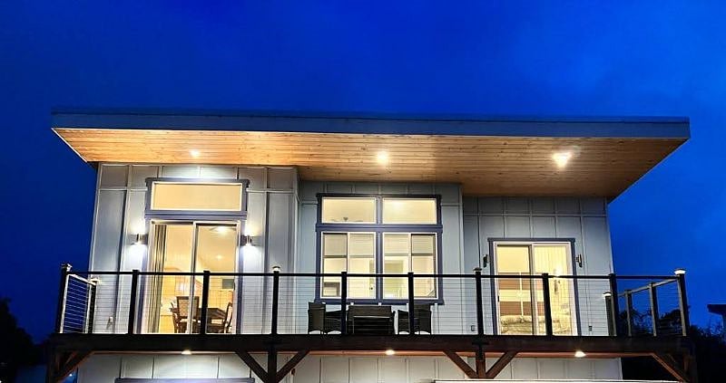 Beautiful 2nd story redwood deck with seating for 4