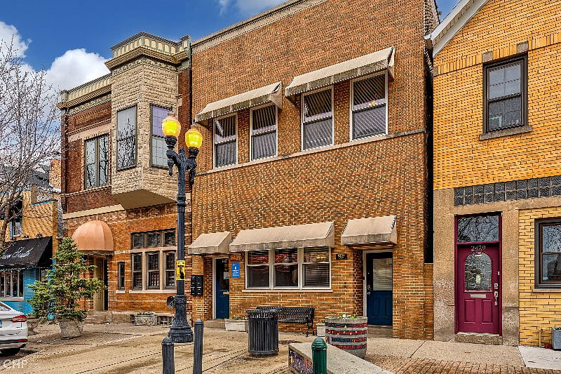 First floor apartment on street level with private entrance door on the right. Enjoy three classic Italian restaurants located on the block.