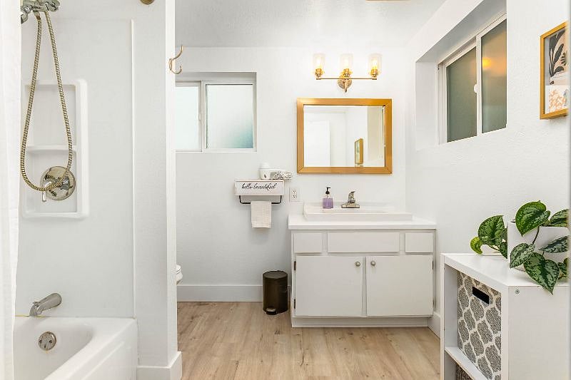 Large bathroom w/full size tub/shower