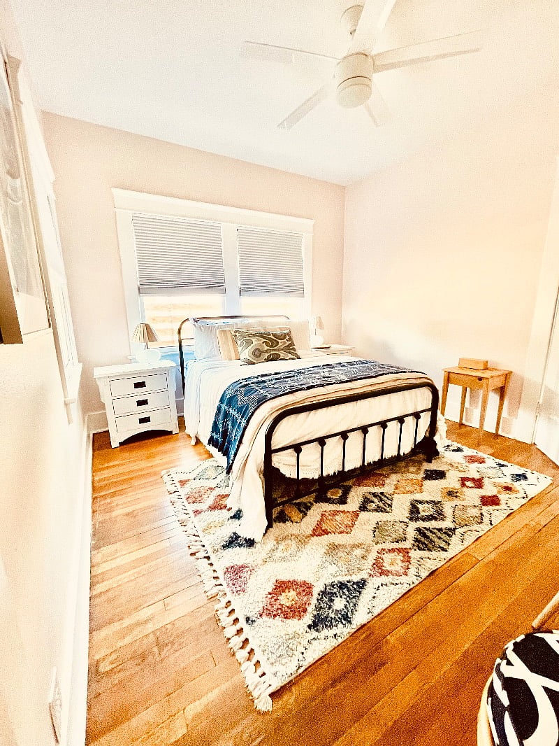 Front bedroom queen bed 