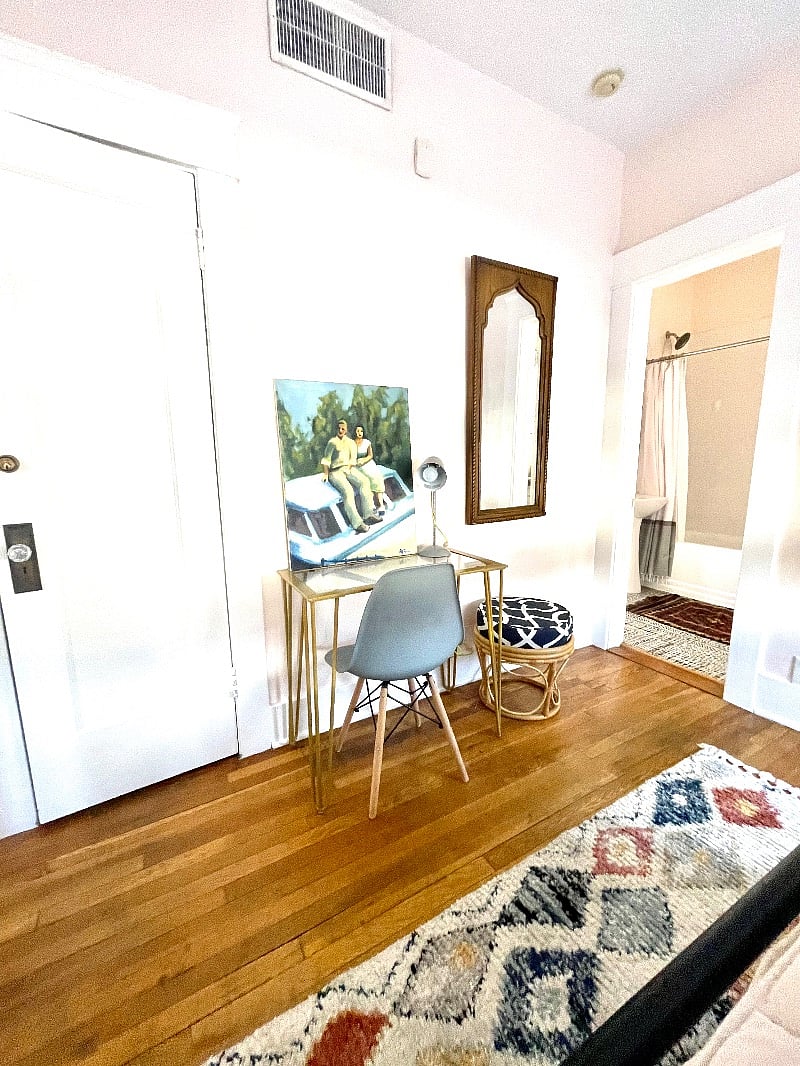 Desk in queen room 