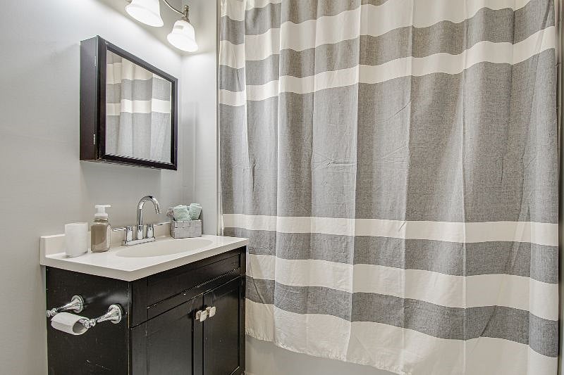 Bathroom - Clean - modern