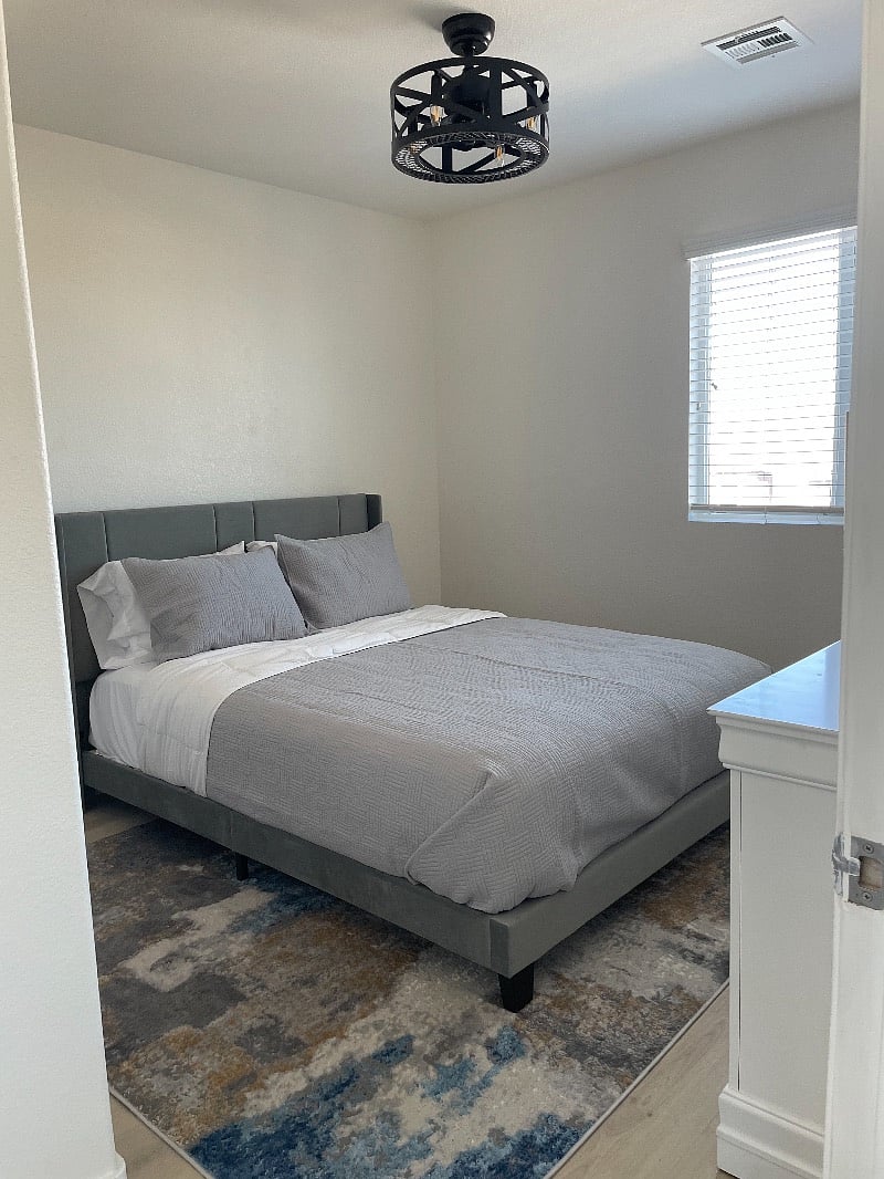 2nd Bedroom on the same level as the kitchen, perfect for guest or roomie 