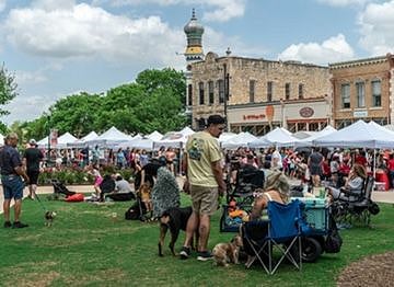 Market Days are every second Saturday... grab a cup of coffee and stroll to the square!