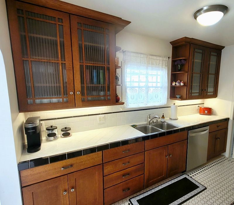 The fully equipped kitchen