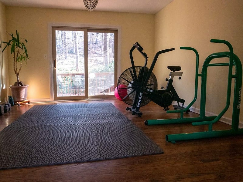 workout and yoga room 