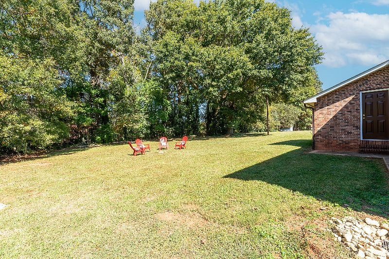 Unwind in the spacious backyardperfect for morning coffee, evening drinks, or simply soaking up the fresh air