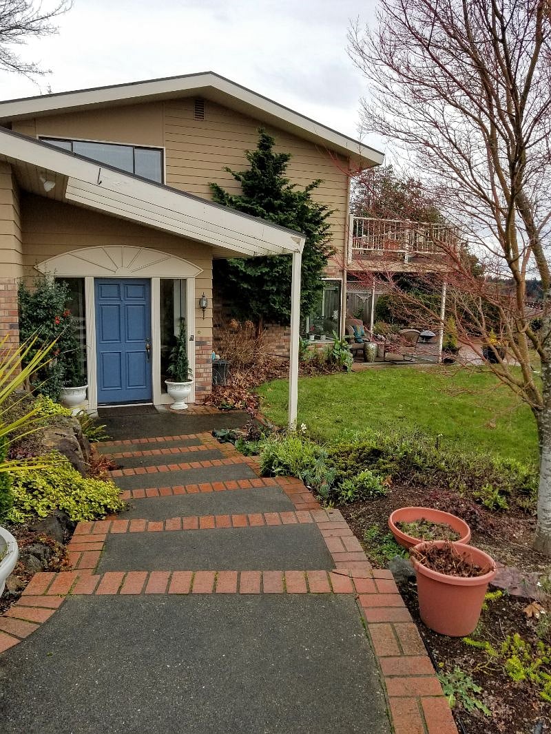 Front view of home.