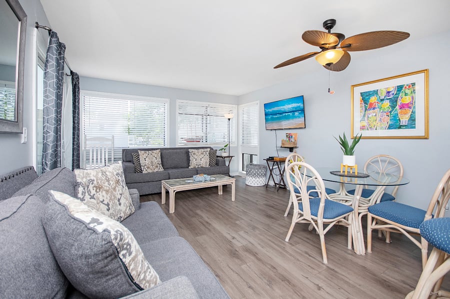 Living room/dining area