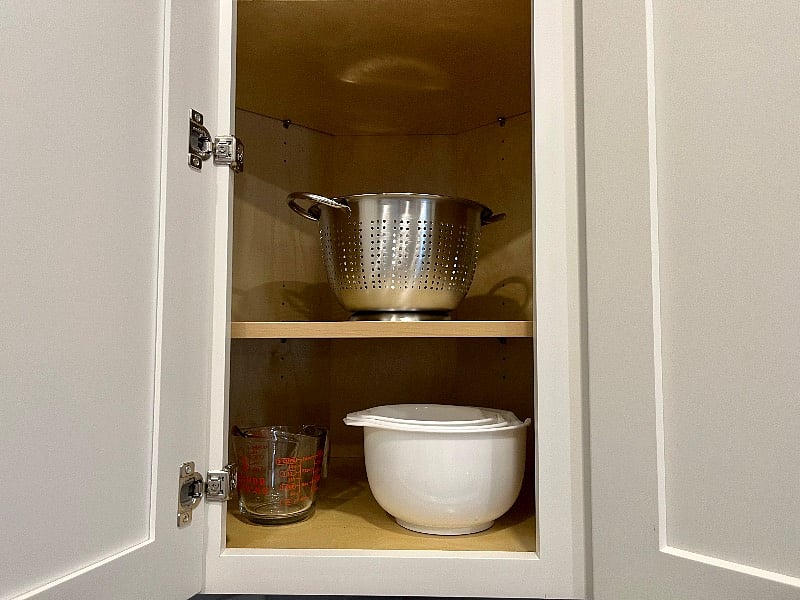 Colander, mixing bowls, measuring cup