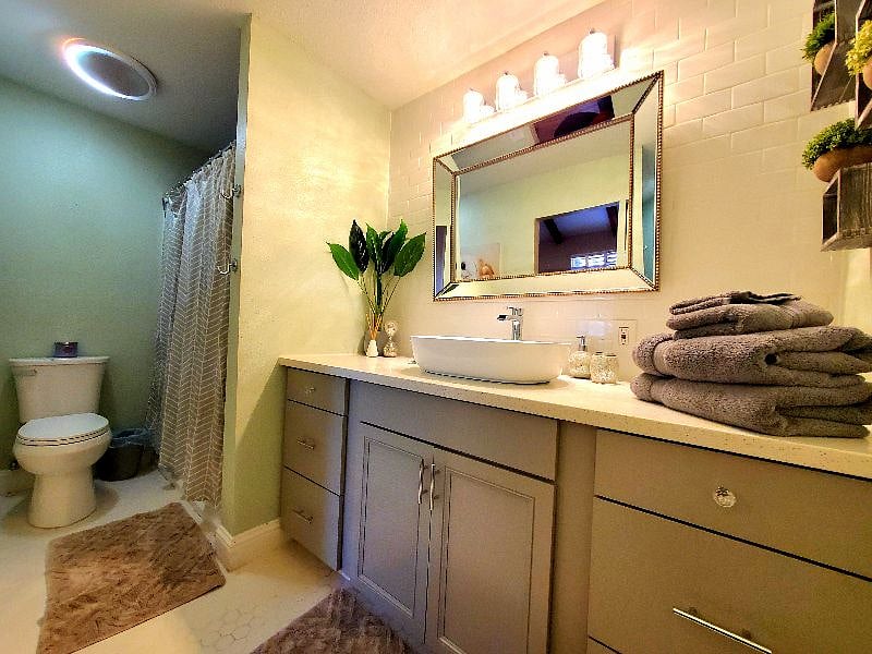 Freshly remodled spa bathroom, has everything you need to help you relax after a long day.