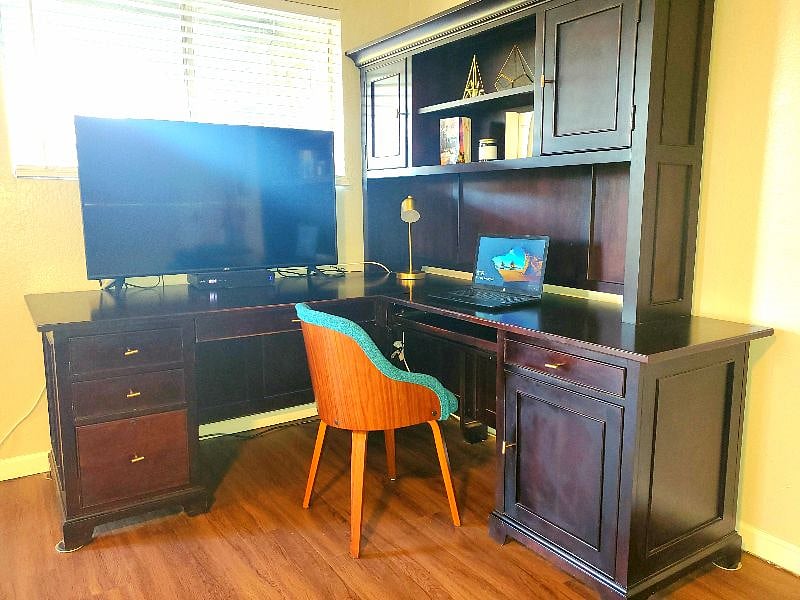 Work station with super high speed wifi. Regular and premium cable channels. Streaming services including Netflix, Hulu, Disney +, Amazon Prime, HBO Max, and Discovery + all included.