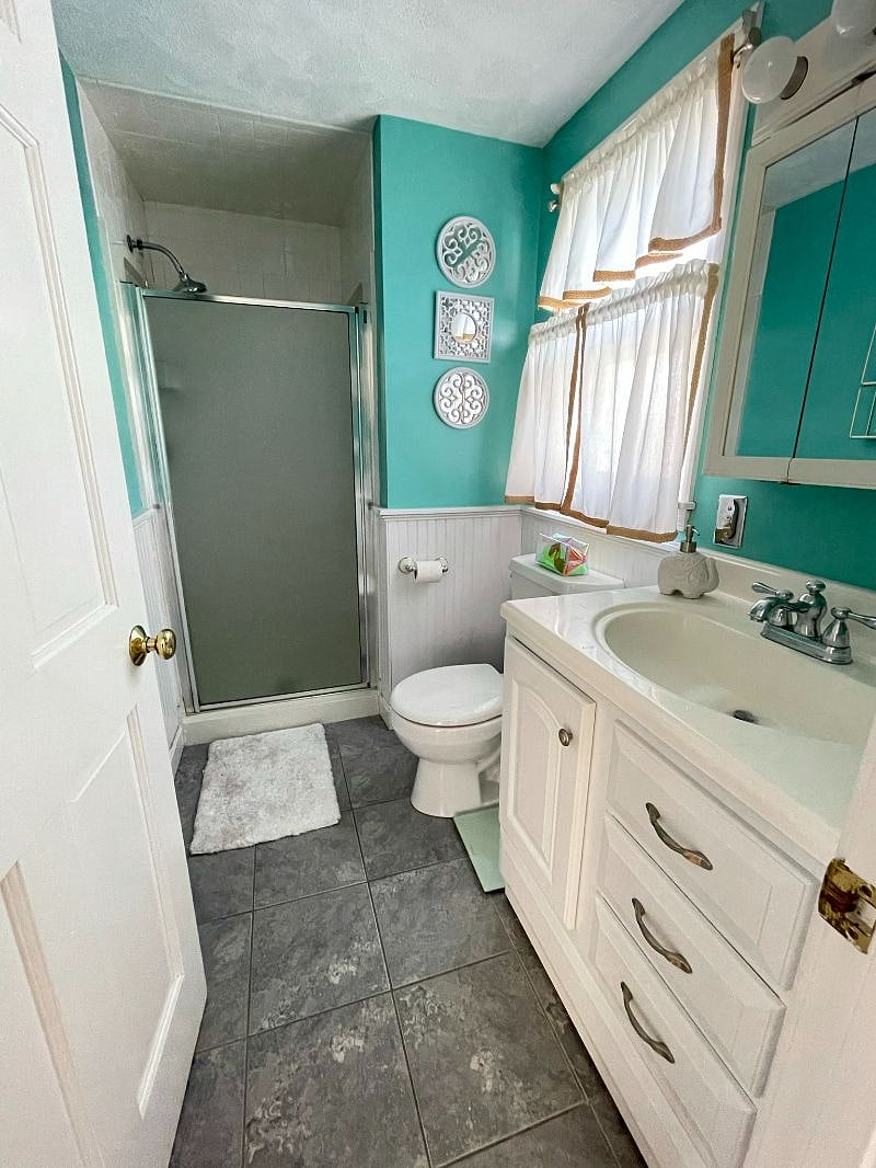 2nd Floor Bathroom 