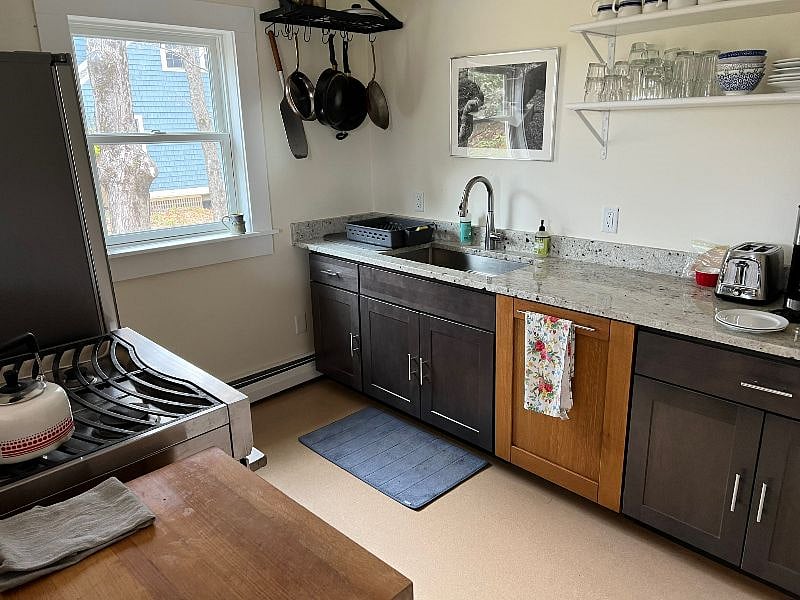 Full New Modern Kitchen with Granit Countertops