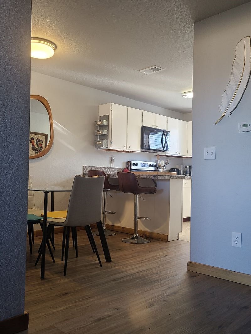 Dinning table and breakfast bar. 