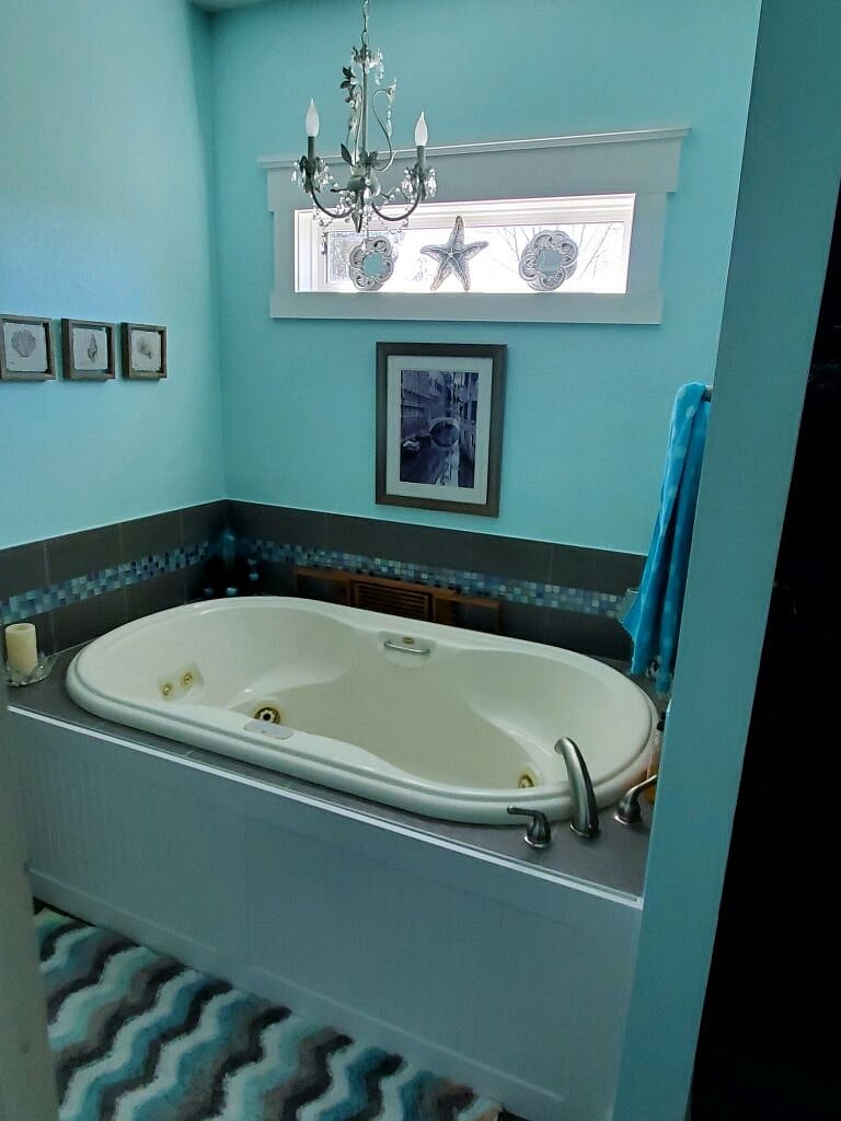 upstairs bathroom jetted tub
