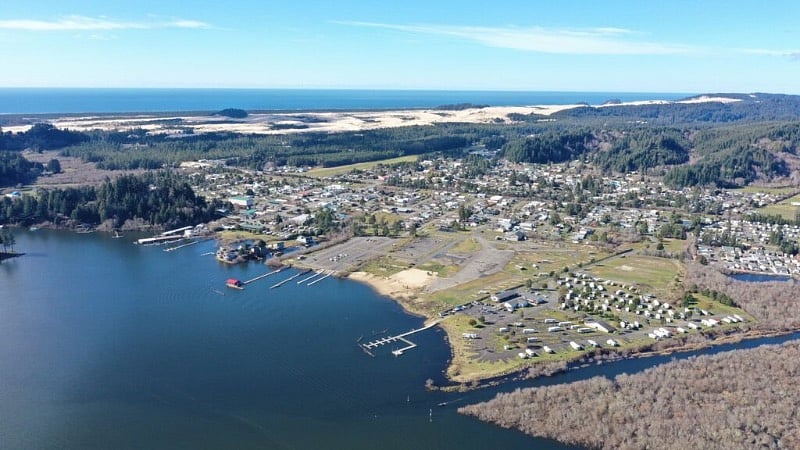 Spectacular Lakeside. Nestled between Tenmile lakes - world class fishing and the ocean with wonderful sand dunes and beaches.
