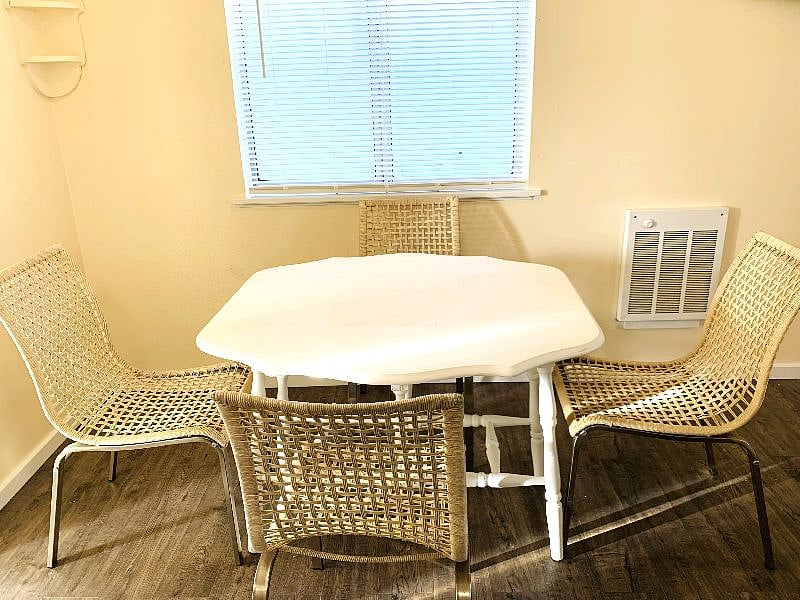 Table folds to seat 4 or more