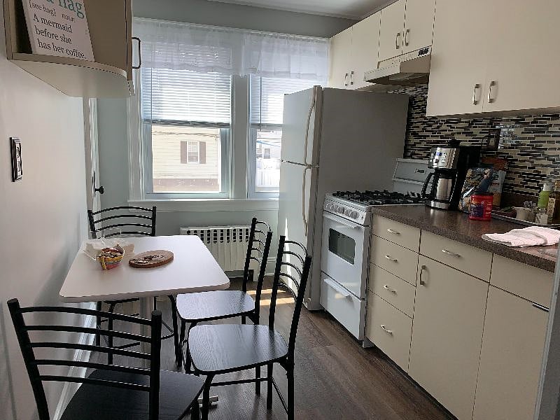  full size Kitchen
