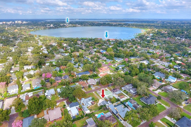 Our Cottage (Red Arrow) and The Lakeland Country Club on Lake Hollingsworth (Blue arrow on the front side of the lake), a short 3 minute drive and Florida Southern (Blue arrow on the back side of the lake), a short 5 minute drive from our Cottage.