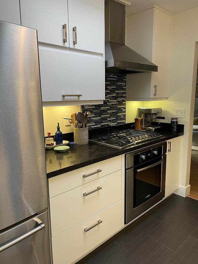 Kitchen w/ new gas stove & fridge 