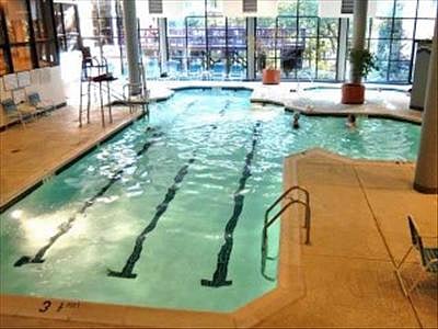 Interior pool with free water aerobic classes. Locker room with free dry sauna, showers, bathing quick dryer, scale, toilets, etc.