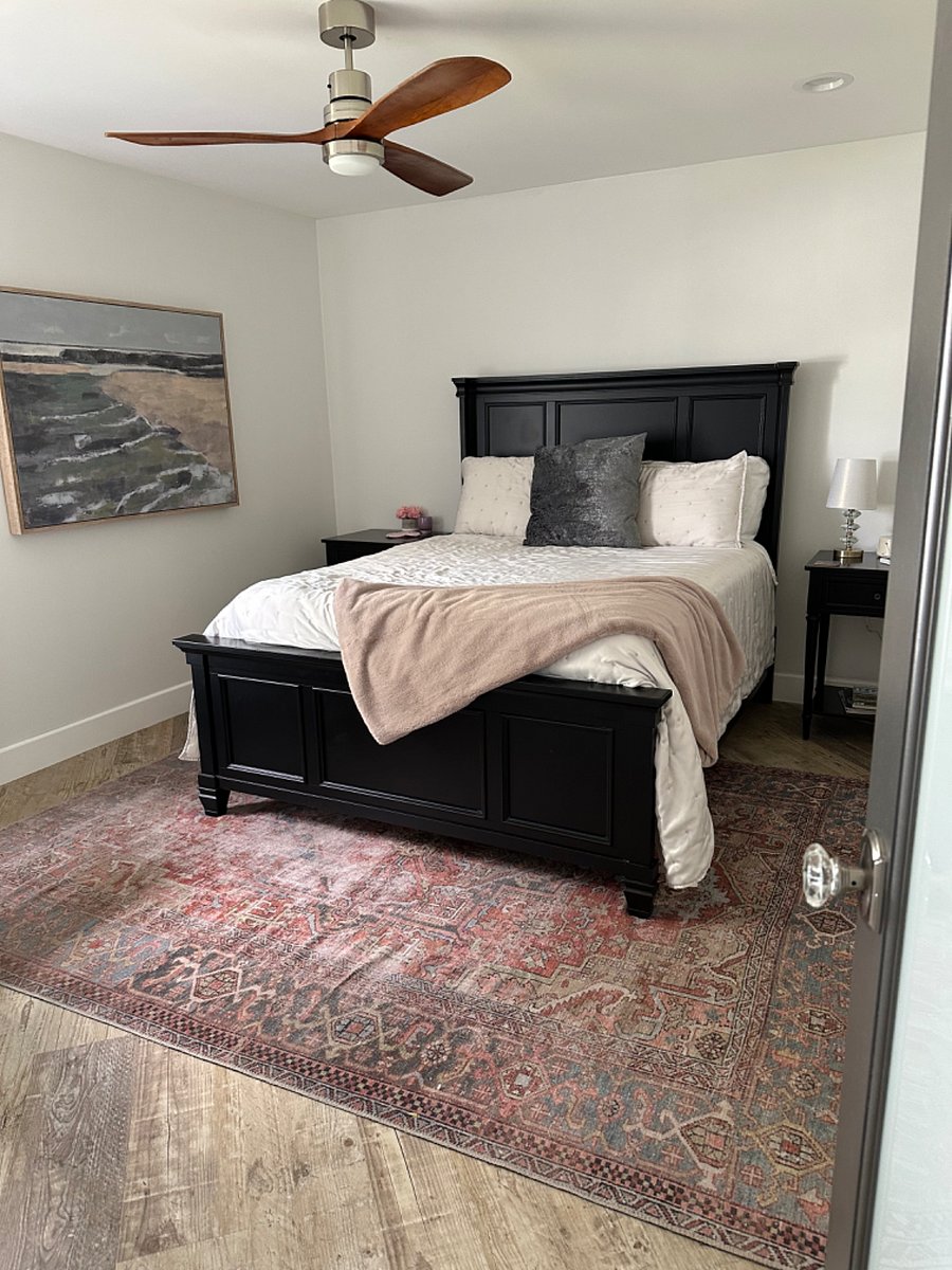 Bedroom with queen 
