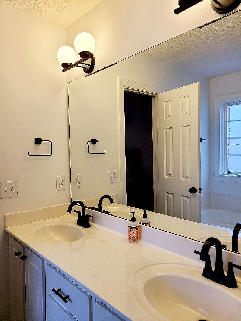 Main bathroom, 2 sinks, shower, large tub.