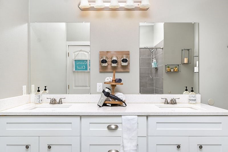 Full bathroom 1 with double vanity