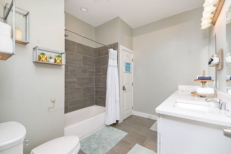 Full bathroom 1 with double vanity