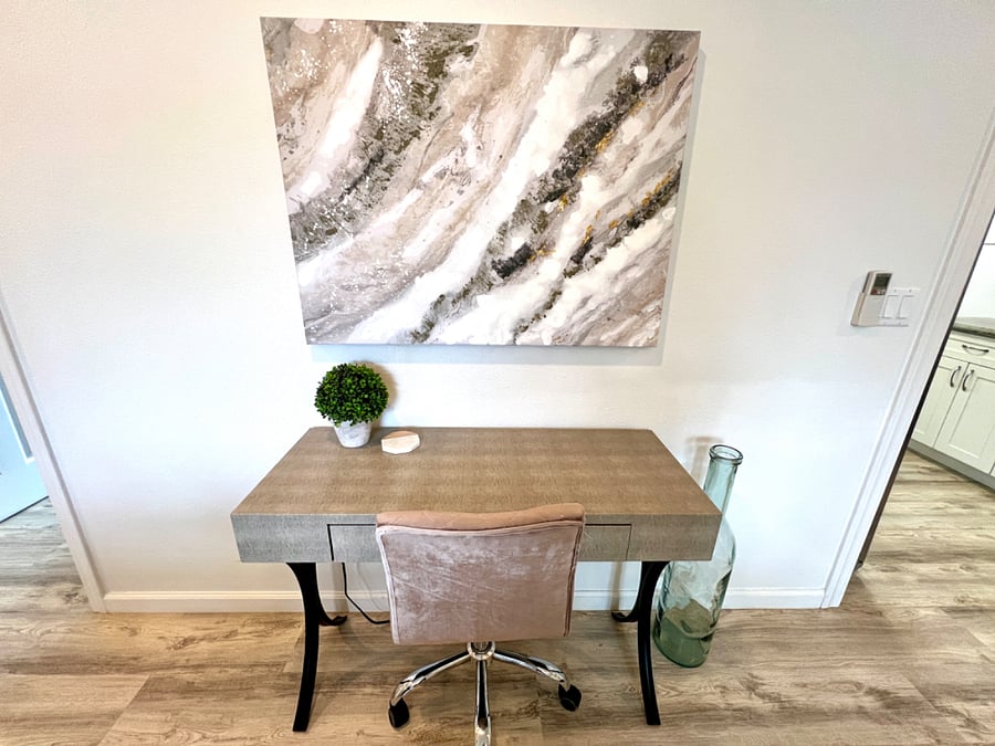 Downstairs 3/1 with Desk and High Speed WiFi