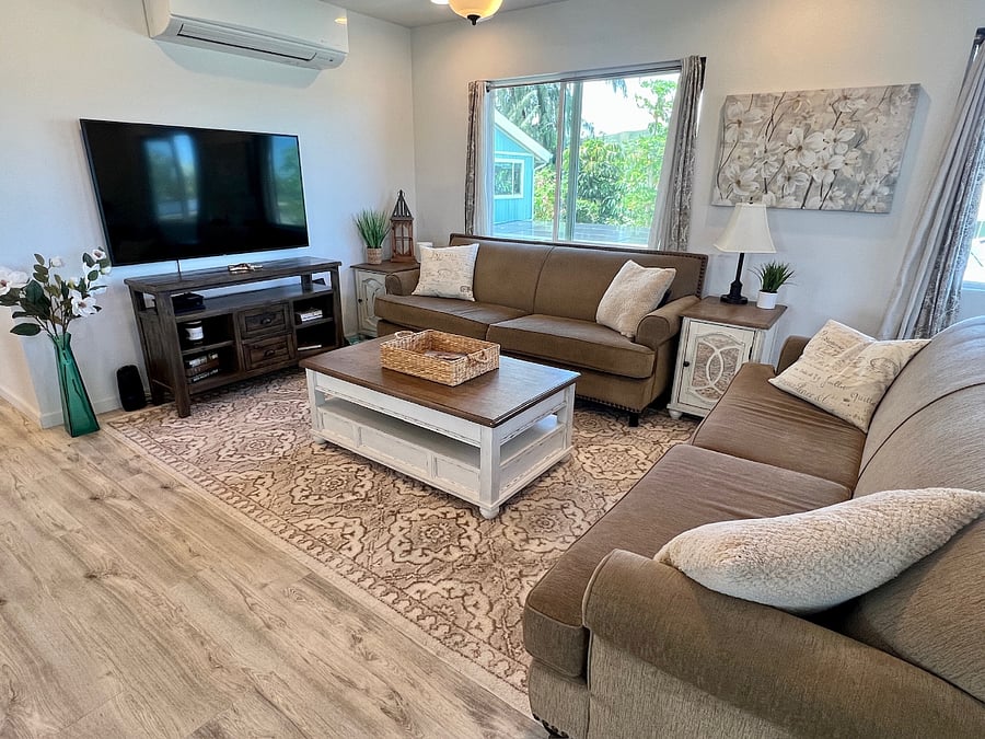 Upstairs Living Area with Smart TV, High-Speed WiFi, Coffee Table with Raisable worktop