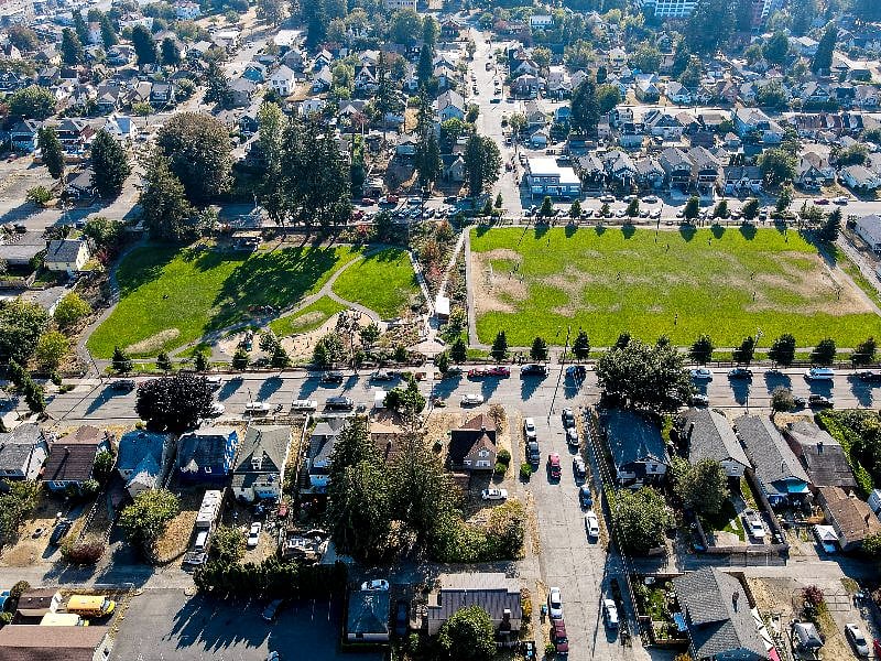 The apartment is 2 blocks from nearby family friendly Kiwanis Park--with new playground, walking track, soccer field and picnic areas