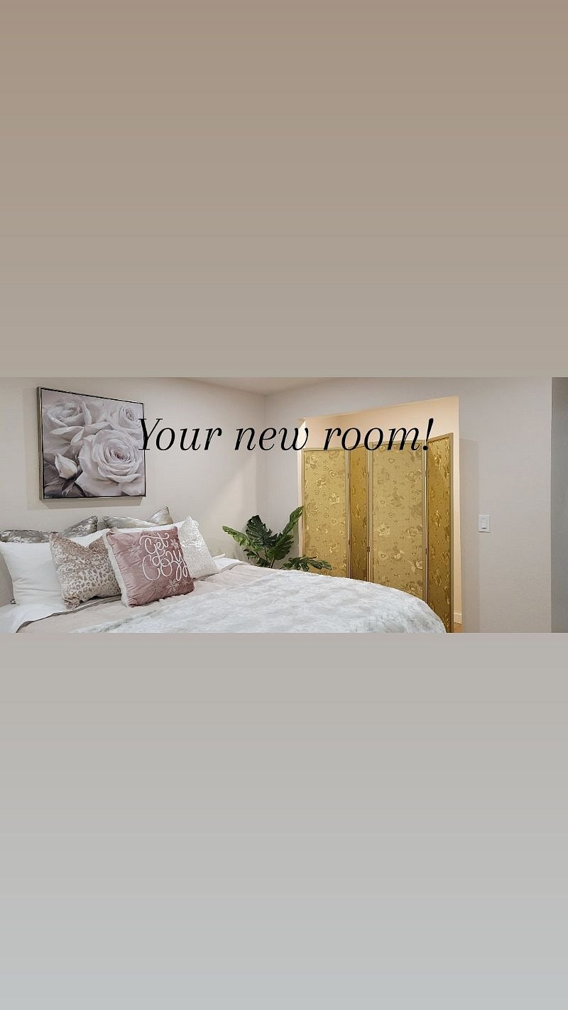 Studio apartment with
master bedroom
Frig,TV, bathroom,
with private bath
Room # 2
Available
Seating area
Coffee bar
Frig
$1300 Mo.