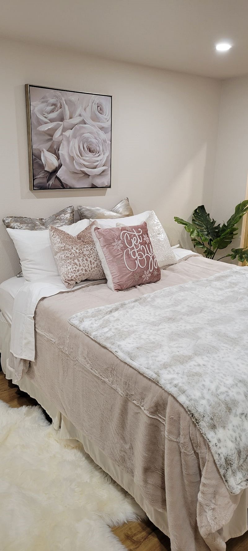 A cozy Stylish Stay
Room 2. (Huge)
Master bedroom with living room= studio apartment
Frig and coffee area in room
TV
Available
Bathroom
Seating
Towels, toilet paper included
Includes TV
Upholstered chair and ottoman
Private bathroom
Huge closet
Chest of drawers
Fridg in room
Coffee area
$1300