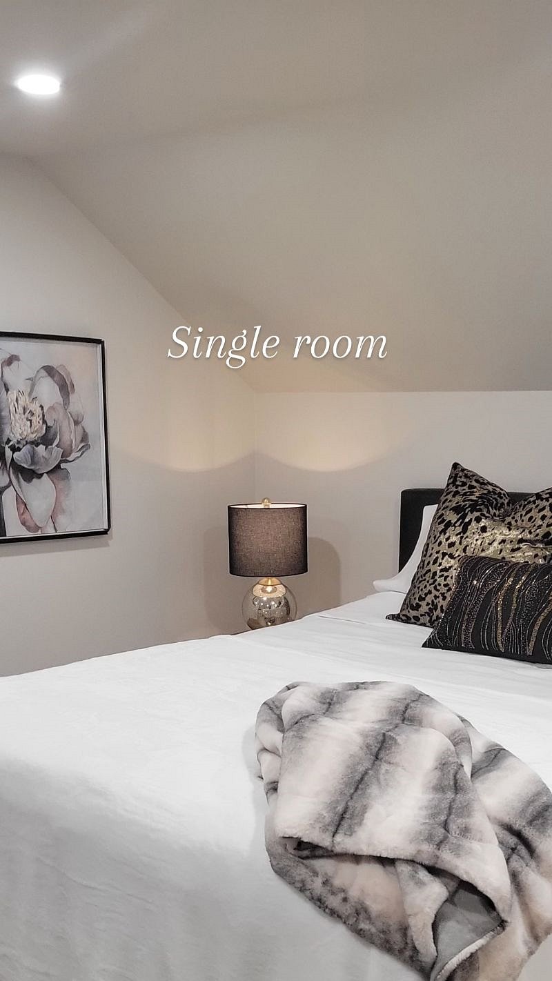 Room #3
closet
rolling clothing racks
tv
night stand
Available
$990month
currently occupied
desk
queen bed with headboard
night lamp
desk and office chair