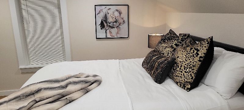 Room # 3
.contact us fo specials
503-319-9110
Available
$1150