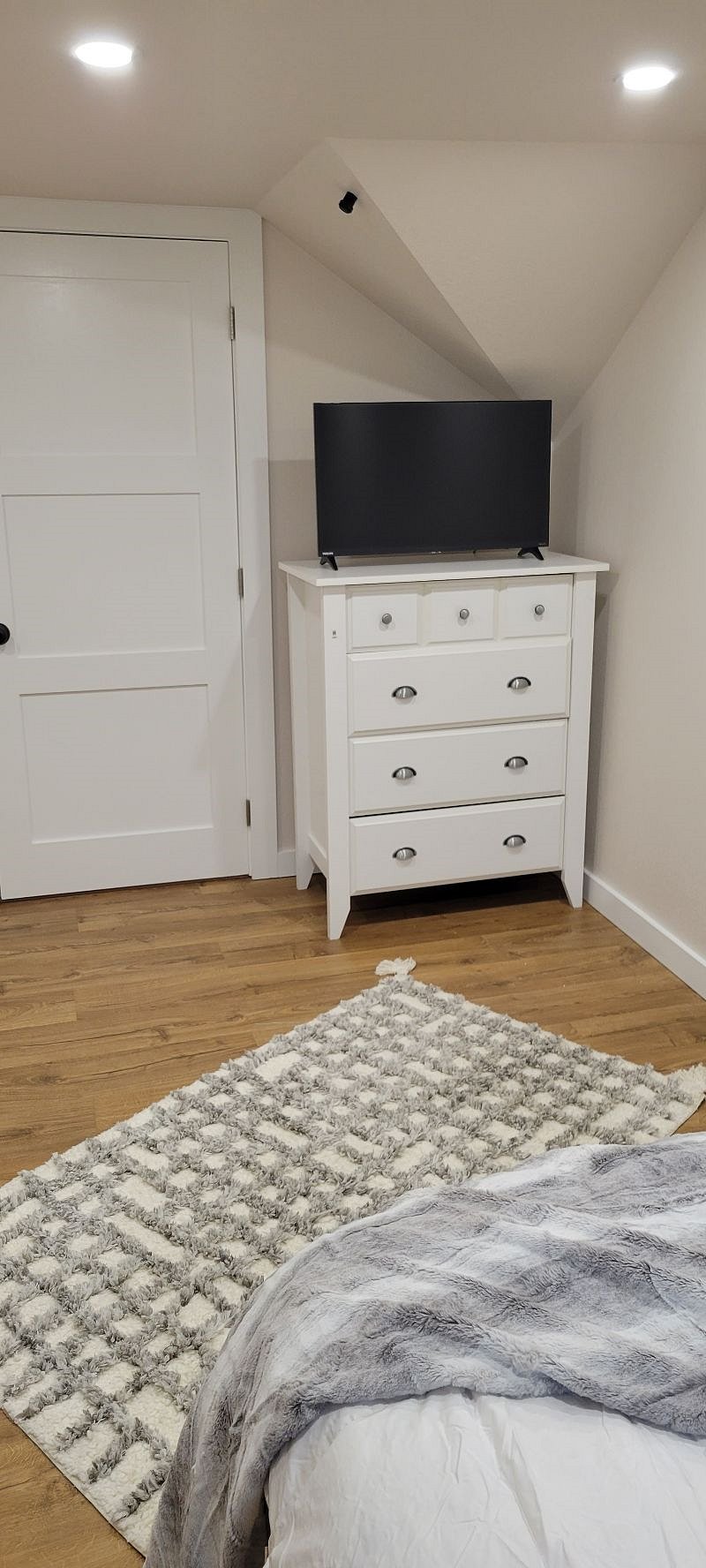 Room 4
contact us for specials
503-319-9110
Desk
frig
Available
Closet
$1100mo.
Full size bed