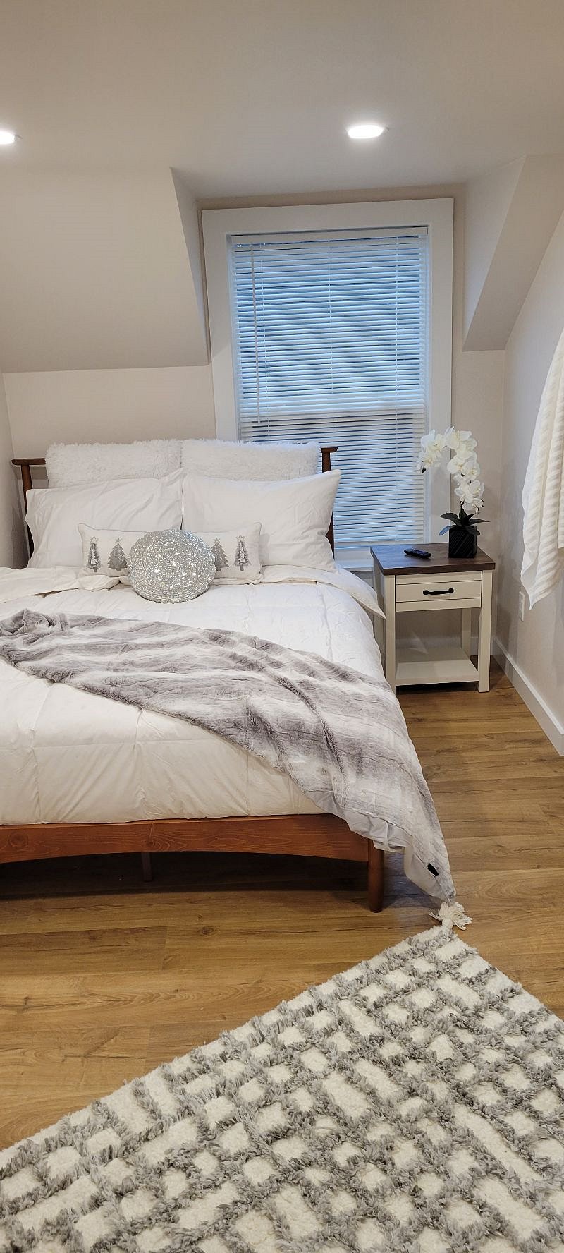 Room4.
contact us for specials
503-319-9110
closet
rolling clothes rack
available now
drawers
call 503-319-9110
TV
Frig in room
Open Feb 1
desk
chair
$1100