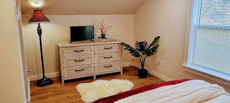 Room 5
TV
Chest of drawers
Frig
Closet
Winter pricing $1100
Use of all common areas