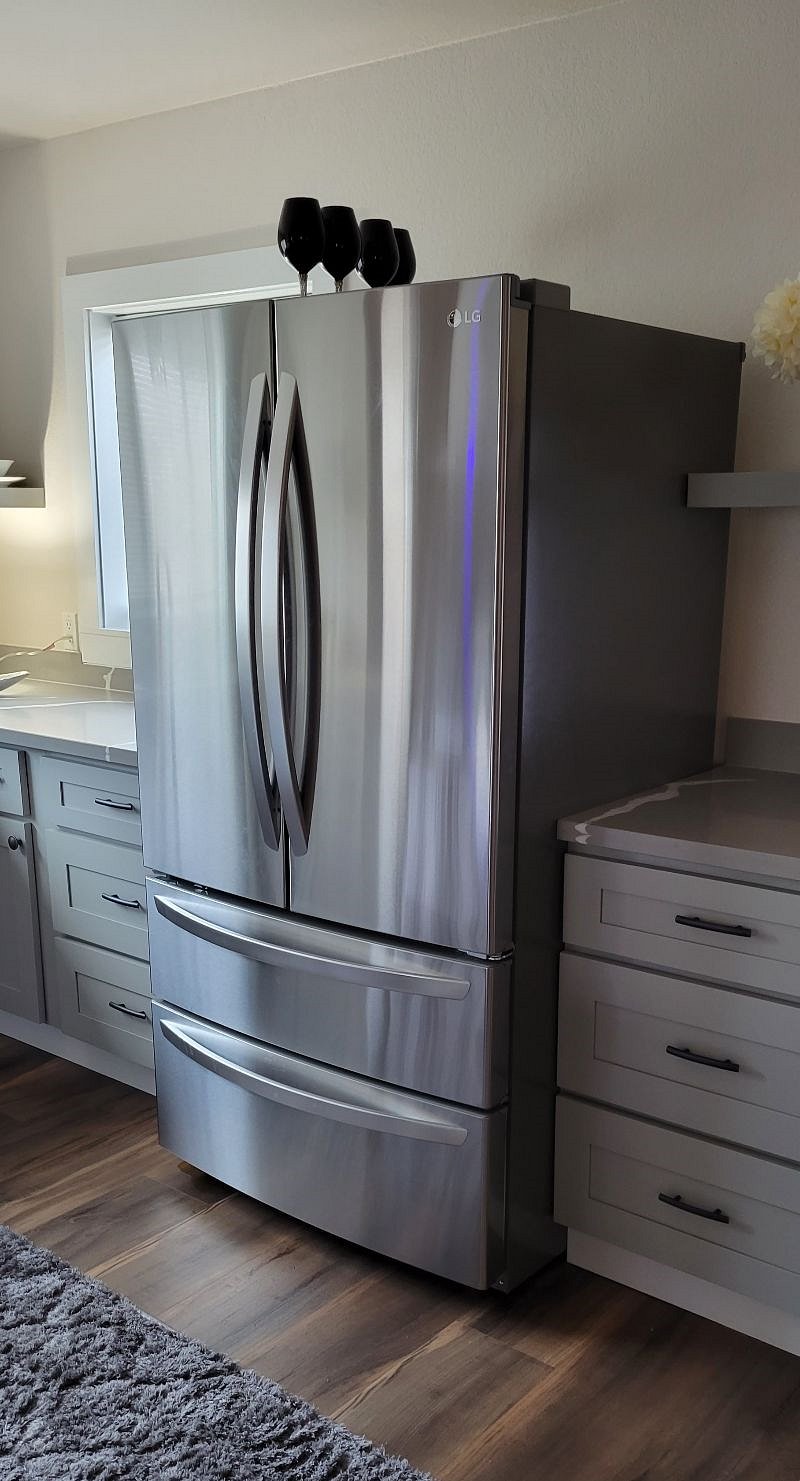 Kitchen
With filtered water dispenser