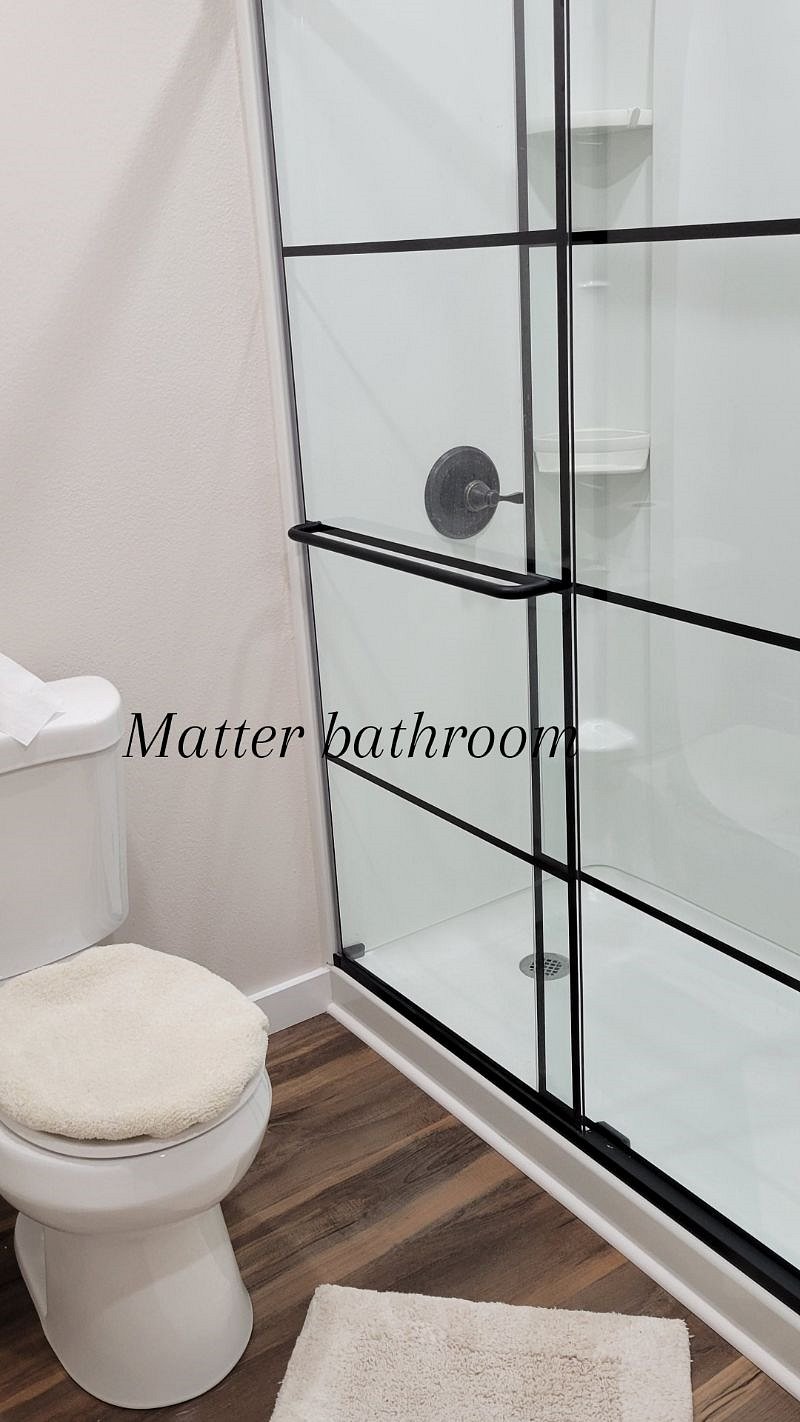 room 2
master bathroom
Living room
$1300