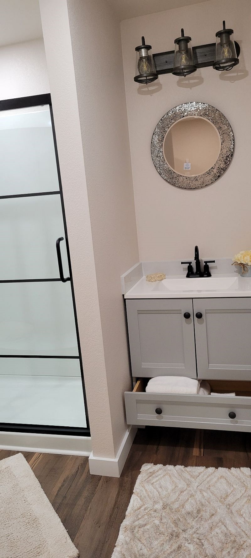 room 2 studio apartment
master bath with living room
1300 mo.
Open