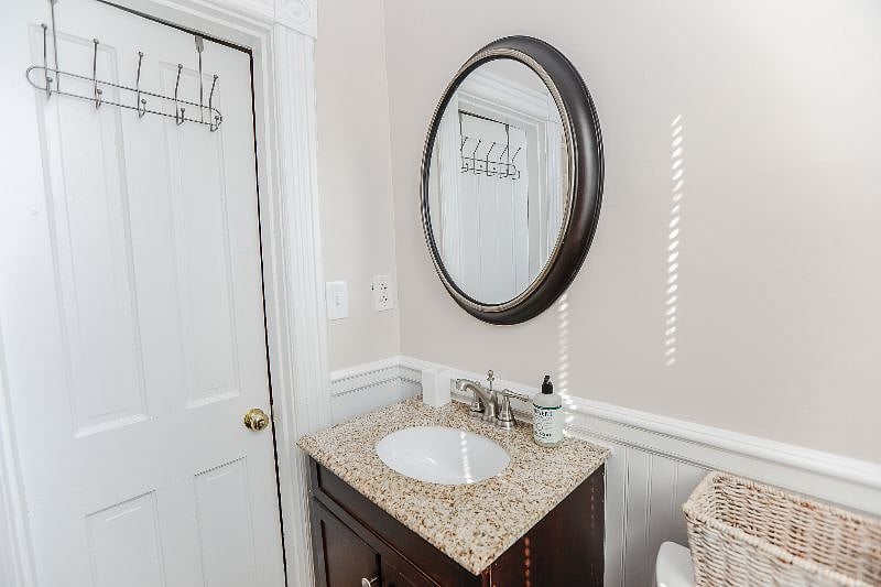 Main Bathroom, Full