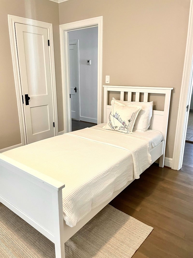 third bedroom with twin bed
